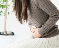 膀胱炎の症状で女性に多いのは下腹部痛や腰痛？何科で治療？血尿やかゆみも